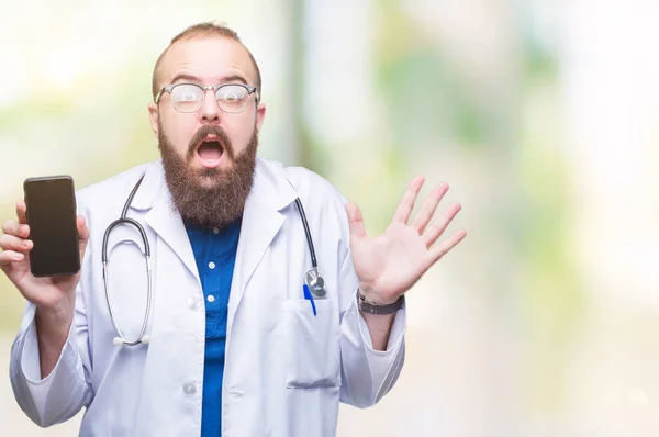 Joven Médico Que Muestra Pantalla Del Teléfono Inteligente Sobre Fondo — Foto de Stock