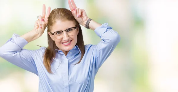 Vacker Medelålders Mogen Affärskvinna Bär Glasögon Över Isolerad Bakgrund Poserar — Stockfoto