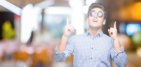 Joven Hombre Guapo Con Gafas Sol Sobre Fondo Aislado Asombrado —  Fotos de Stock