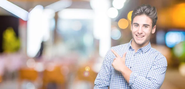 Joven Hombre Negocios Guapo Sobre Fondo Aislado Alegre Con Una — Foto de Stock