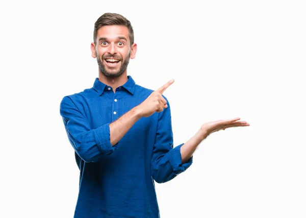 Joven Hombre Guapo Sobre Fondo Aislado Asombrado Sonriendo Cámara Mientras — Foto de Stock