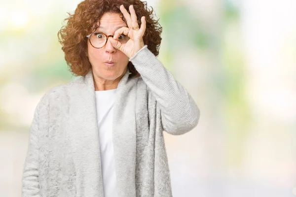 Hermosa Mujer Mediana Edad Ager Usando Chaqueta Gafas Sobre Fondo — Foto de Stock