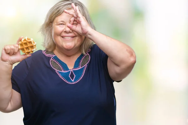 Senior Rozmiar Kaukaski Kobieta Jedzenie Wafel Białym Tle Szczęśliwy Twarz — Zdjęcie stockowe