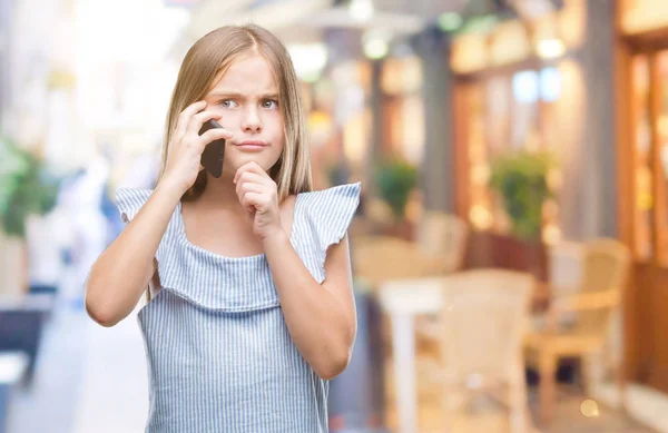 Giovane Bella Ragazza Che Parla Telefono Sfondo Isolato Faccia Seria — Foto Stock