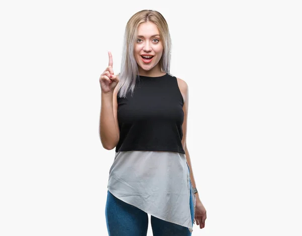 Молодая Блондинка Изолированном Фоне Указывает Пальцем Успешную Идею Взволнован Счастлив — стоковое фото