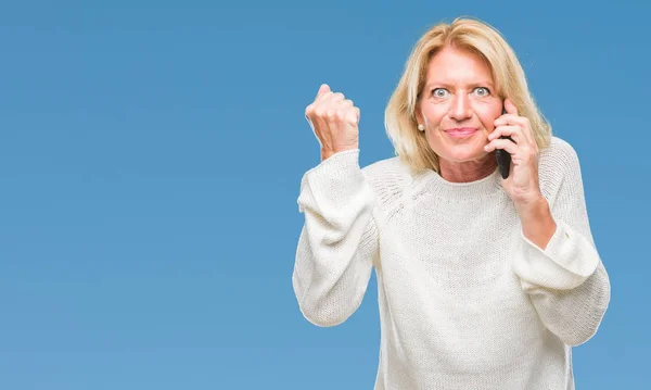 Mujer Rubia Mediana Edad Hablando Teléfono Inteligente Sobre Fondo Aislado — Foto de Stock