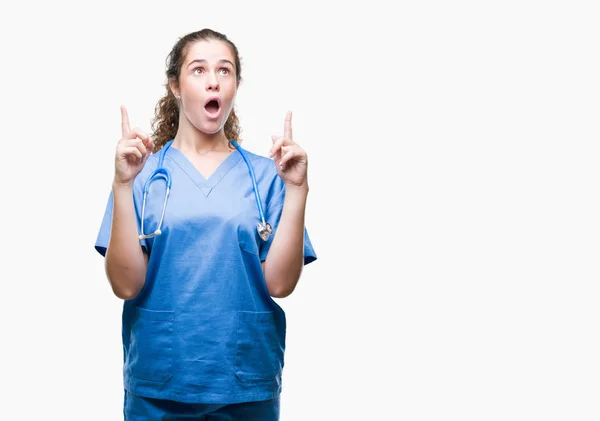 Joven Doctora Morena Vistiendo Uniforme Enfermera Cirujano Sobre Fondo Aislado — Foto de Stock