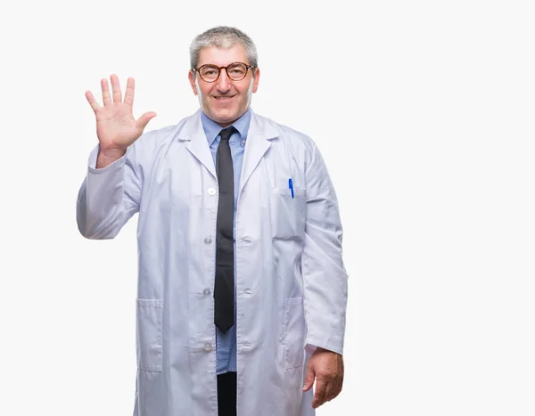 Yakışıklı Kıdemli Doktor Gösterilen Parmakları Ile Işaret Izole Arka Plan — Stok fotoğraf