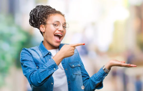 Jovem Trançado Cabelo Afro Americano Menina Vestindo Óculos Sobre Fundo — Fotografia de Stock