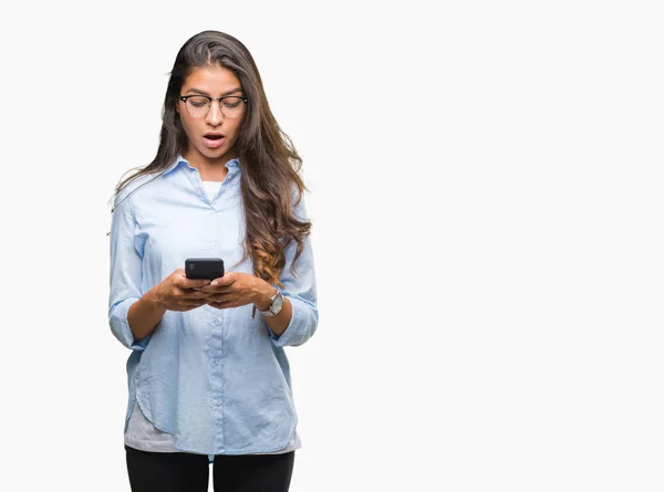 Joven Mujer Árabe Hermosa Mensajes Texto Utilizando Teléfono Inteligente Sobre —  Fotos de Stock