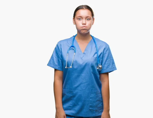 Młody Lekarz Kaukaski Kobieta Sobie Uniform Medyczny Białym Tle Sapiąc — Zdjęcie stockowe