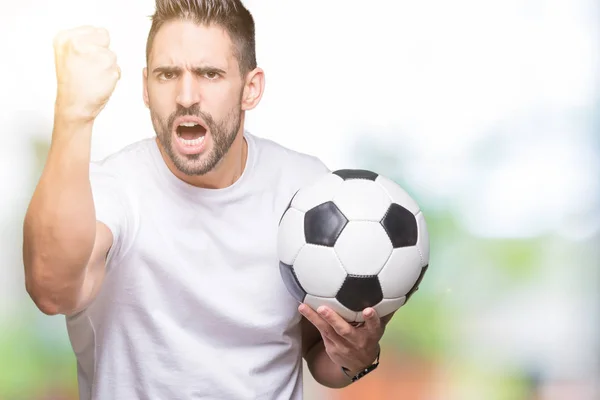 若い男が悩まされて孤立した背景にサッカー ボールのサッカーと狂気と怒り概念の上げられた手で叫んで 怒りと不満の叫びを保持 — ストック写真