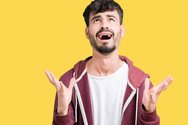 Jovem Homem Bonito Sobre Fundo Isolado Louco Louco Gritando Gritando — Fotografia de Stock