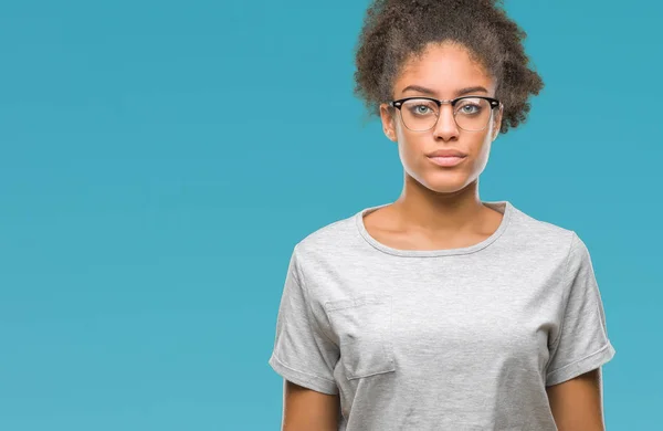 Mladá Afro Americký Žena Nosí Brýle Izolované Pozadí Vážným Výrazem — Stock fotografie