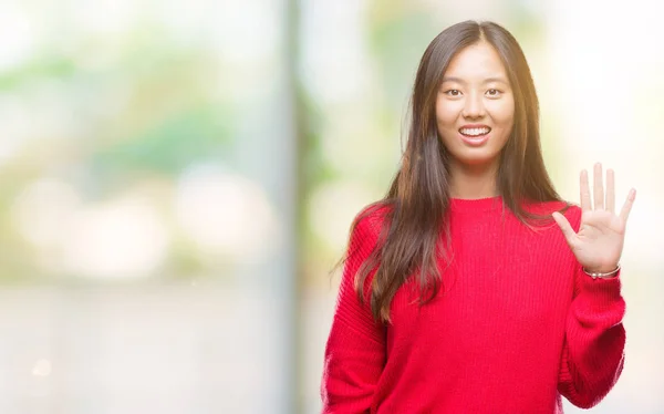 Молода Азіатська Жінка Носить Зимовий Светр Над Ізольованим Тлом Показуючи — стокове фото