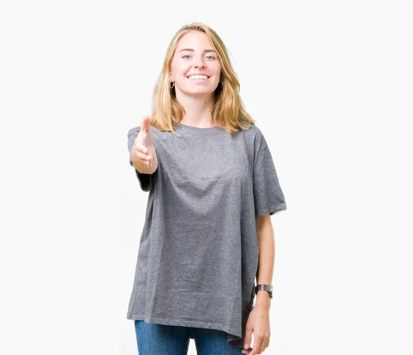 Mulher Bonita Vestindo Camiseta Casual Oversize Sobre Fundo Isolado Sorrindo — Fotografia de Stock