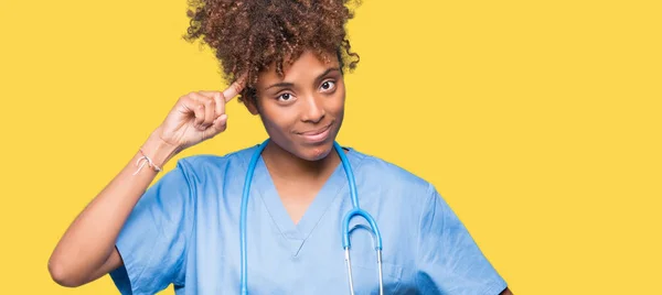 Joven Doctora Afroamericana Sobre Fondo Aislado Sonriendo Señalando Cabeza Con — Foto de Stock