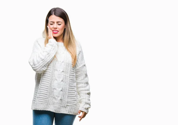 年轻美丽的妇女休闲白色毛衣在孤立的背景触摸口与手疼痛表达由于牙痛或牙齿疾病 牙医概念 — 图库照片