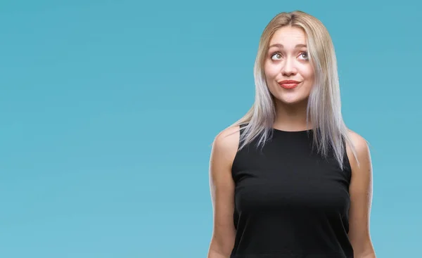 Jovem Loira Mulher Sobre Isolado Fundo Sorrindo Olhando Lado Olhando — Fotografia de Stock