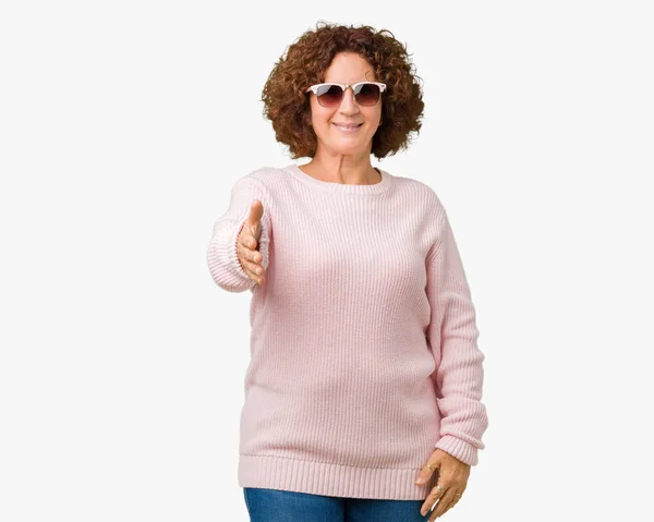 Gyönyörű Középső Ager Vezető Visel Rózsaszín Pulóver Napszemüveg Mosolygó Barátságos — Stock Fotó