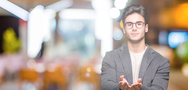 Jonge Business Man Dragen Bril Geïsoleerde Achtergrond Smiling Met Handpalmen — Stockfoto