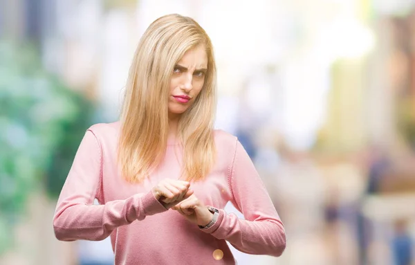 Młody Piękny Blond Kobieta Sobie Zimą Różowy Sweter Białym Tle — Zdjęcie stockowe