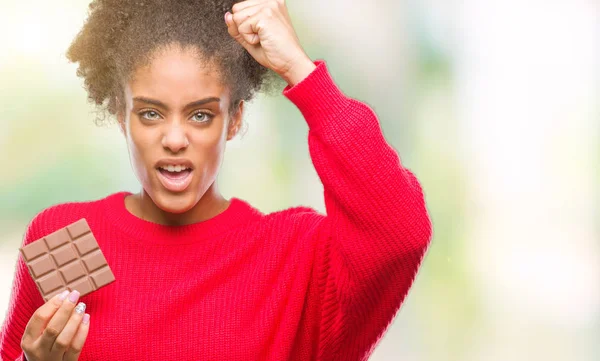 Joven Mujer Afroamericana Comiendo Barra Chocolate Sobre Fondo Aislado Molesto — Foto de Stock