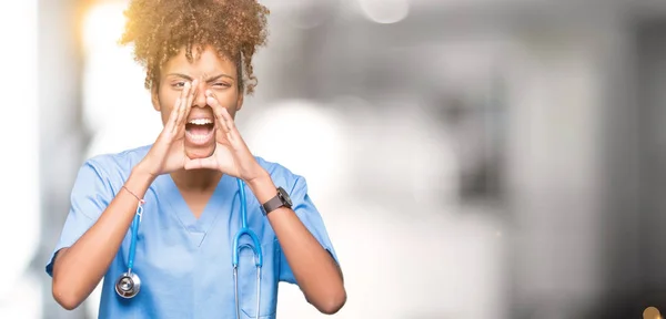 Junge Afrikanisch Amerikanische Ärztin Über Isolierten Hintergrund Schreit Wütend Laut — Stockfoto