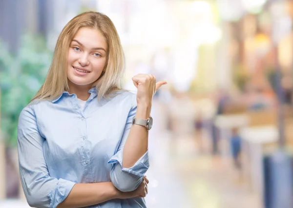 Jonge Kaukasische Zakenvrouw Geïsoleerde Achtergrond Glimlachend Met Blij Gezicht Kijken — Stockfoto