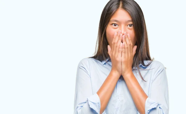 Unga Asiatiska Affärskvinna Över Isolerade Bakgrund Chockad Som Täcker Munnen — Stockfoto