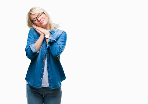 Jonge Mooie Blonde Vrouw Bril Geïsoleerde Achtergrond Slapen Moe Dromen — Stockfoto