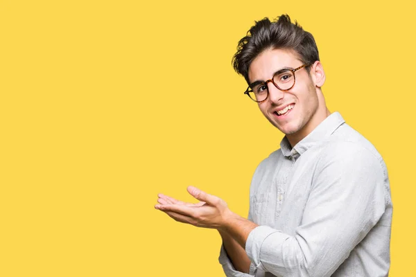 Homem Bonito Jovem Usando Óculos Sobre Fundo Isolado Apontando Para — Fotografia de Stock