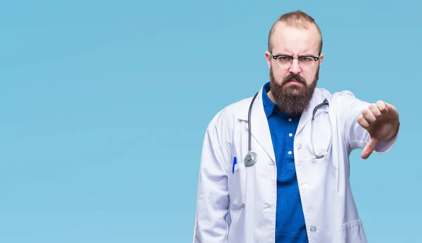 Homem Médico Caucasiano Jovem Vestindo Casaco Branco Médico Sobre Fundo — Fotografia de Stock