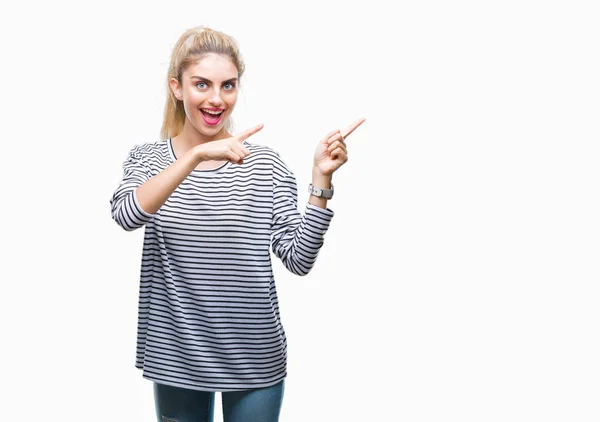 Jovem Mulher Loira Bonita Vestindo Listras Suéter Sobre Fundo Isolado — Fotografia de Stock