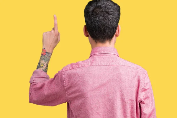 Ung Vacker Man Bär Rosa Skjorta Över Isolerade Bakgrunden Poserar — Stockfoto