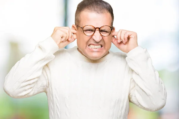 中年阿拉伯人戴眼镜在孤立的背景覆盖耳朵用手指与愤怒的表达大声的音乐的噪音 聋哑人的概念 — 图库照片
