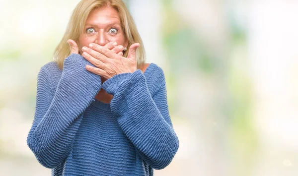 中年分離背景のミスのための手で口を覆っているショックを受けた上冬のセーターを着ている金髪の女性 秘密の概念 — ストック写真