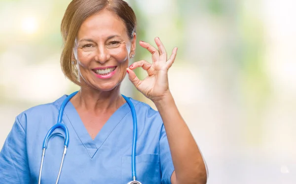 Enfermera Médica Mediana Edad Mujer Sobre Fondo Aislado Sonriendo Positiva — Foto de Stock