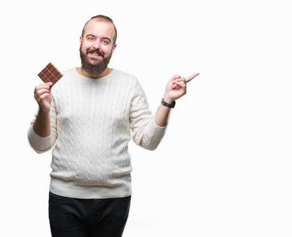 Jovem Hipster Homem Comer Chocolate Bar Sobre Isolado Fundo Muito — Fotografia de Stock