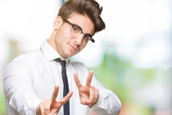 Joven Hombre Negocios Con Gafas Sobre Fondo Aislado Sonriendo Mirando — Foto de Stock