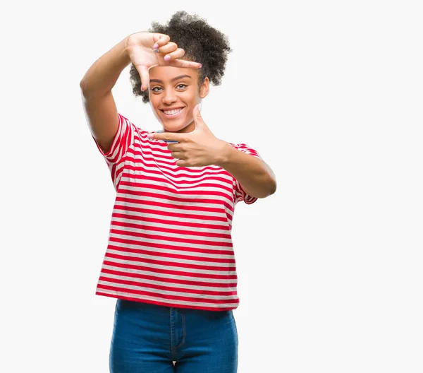 Jovem Afro Americana Sobre Fundo Isolado Sorrindo Fazendo Moldura Com — Fotografia de Stock