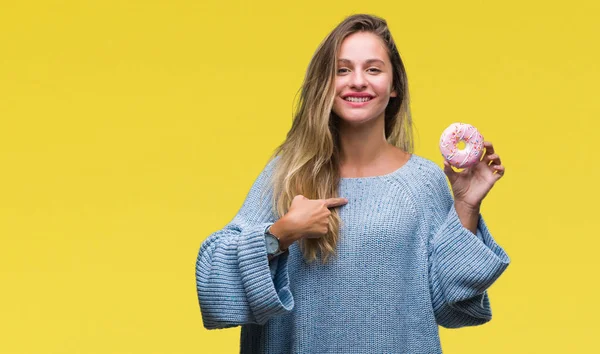 Jovem Bela Loira Mulher Comer Doce Donut Sobre Isolado Fundo — Fotografia de Stock