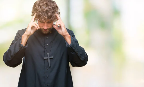 ハンサムなヒスパニック系のカトリック司祭の男の頭の中の痛みのための頭の上の手で隔離された背景にのでストレス 片頭痛に苦しんでいます — ストック写真