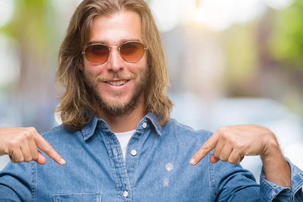 Homem Bonito Jovem Com Cabelos Longos Usando Óculos Sol Sobre — Fotografia de Stock