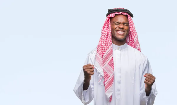Młody Człowiek Afryki Arabski Noszenia Tradycyjnych Kefija Białym Tle Bardzo — Zdjęcie stockowe