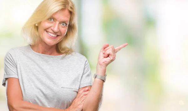 Mulher Loira Meia Idade Sobre Fundo Isolado Com Grande Sorriso — Fotografia de Stock