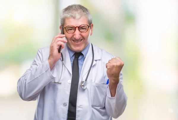 Hombre Guapo Médico Senior Hablando Smarpthone Sobre Fondo Aislado Gritando —  Fotos de Stock