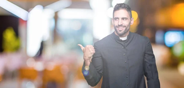 Joven Sacerdote Cristiano Sobre Fondo Aislado Sonriendo Con Cara Feliz —  Fotos de Stock