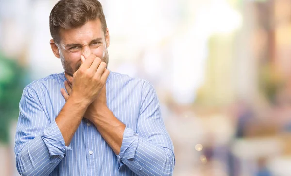 Joven Hombre Guapo Sobre Fondo Aislado Oliendo Algo Apestoso Asqueroso — Foto de Stock