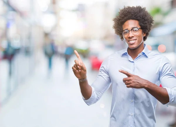 Hombre Negocios Afroamericano Con Gafas Sobre Fondo Aislado Sonriendo Mirando —  Fotos de Stock